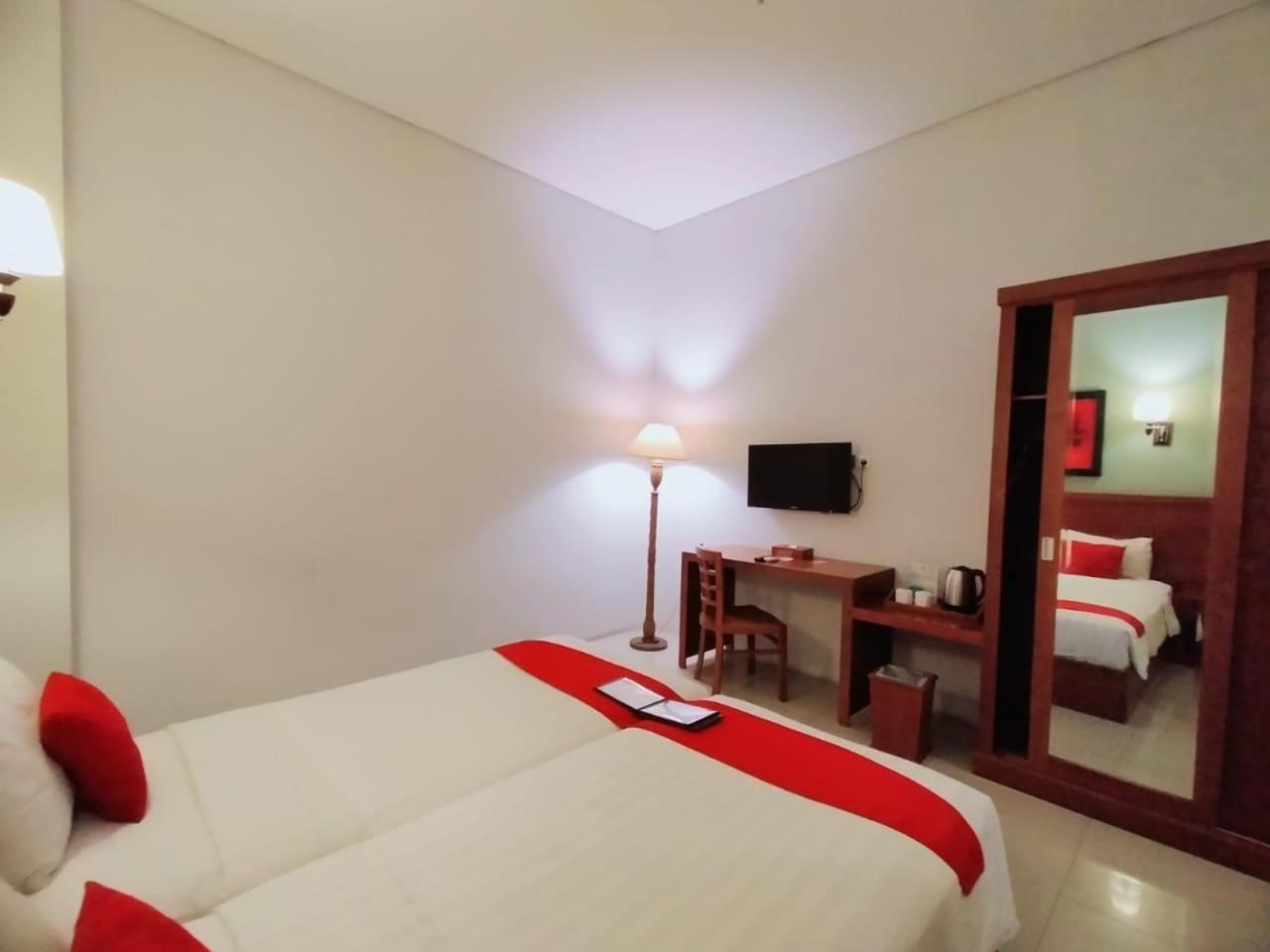 พริมา เอสอาร์ โฮเต็ล แอนด์ คอนเวนชัน Hotel สเลมาน ภายนอก รูปภาพ