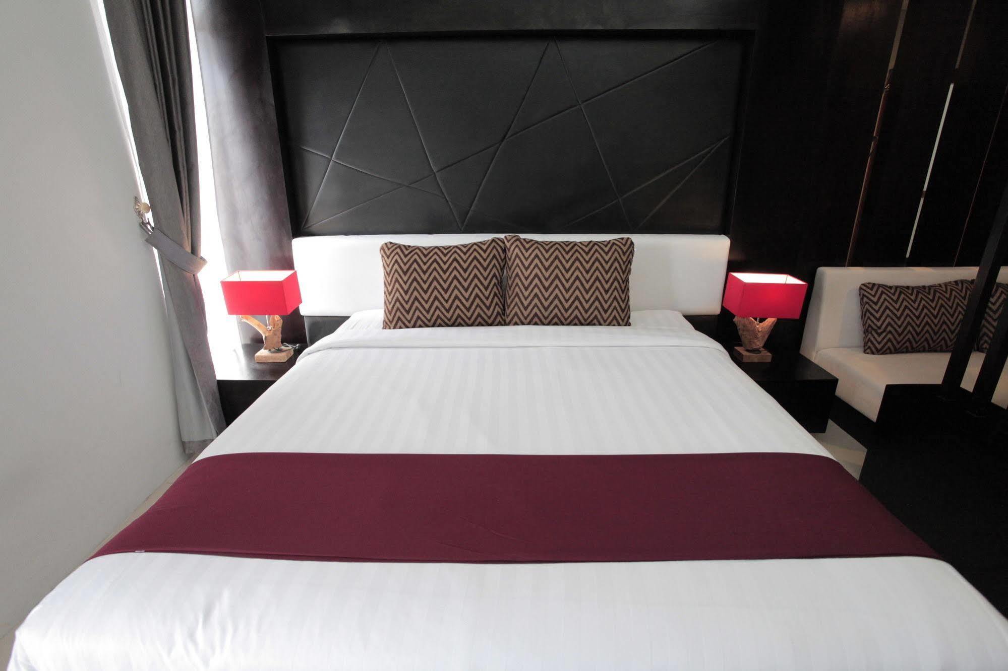 พริมา เอสอาร์ โฮเต็ล แอนด์ คอนเวนชัน Hotel สเลมาน ภายนอก รูปภาพ