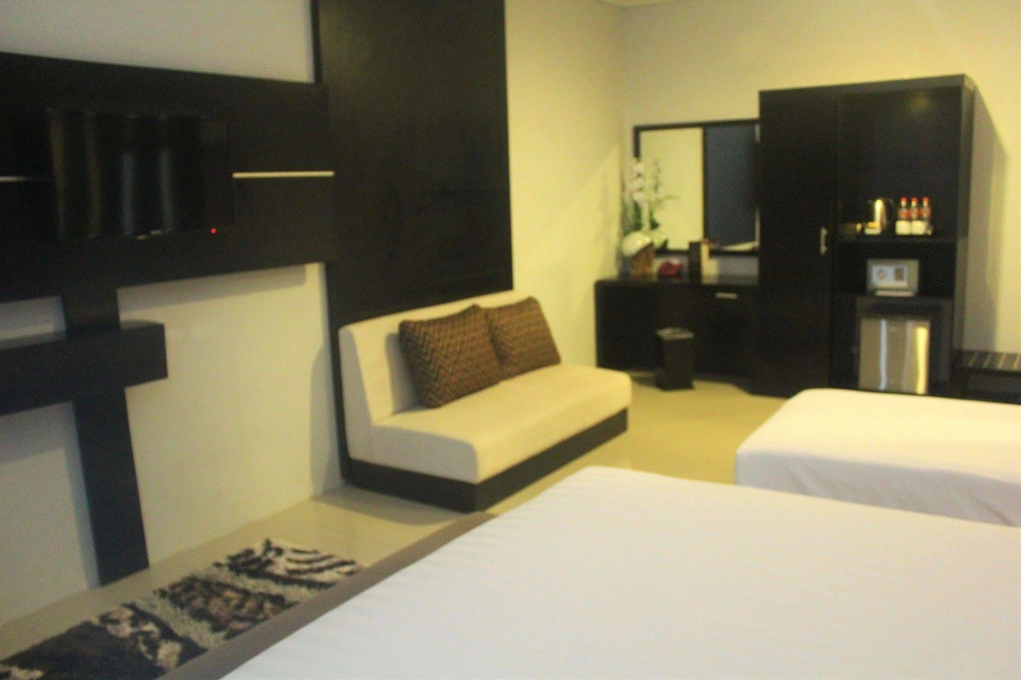 พริมา เอสอาร์ โฮเต็ล แอนด์ คอนเวนชัน Hotel สเลมาน ภายนอก รูปภาพ